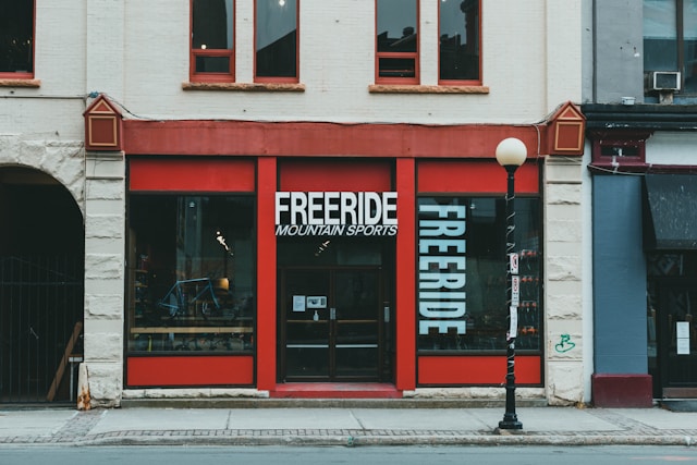 10 Warna Ruko yang Menarik Agar Tampak Modern, Menonjol & Bikin Pembeli Mampir