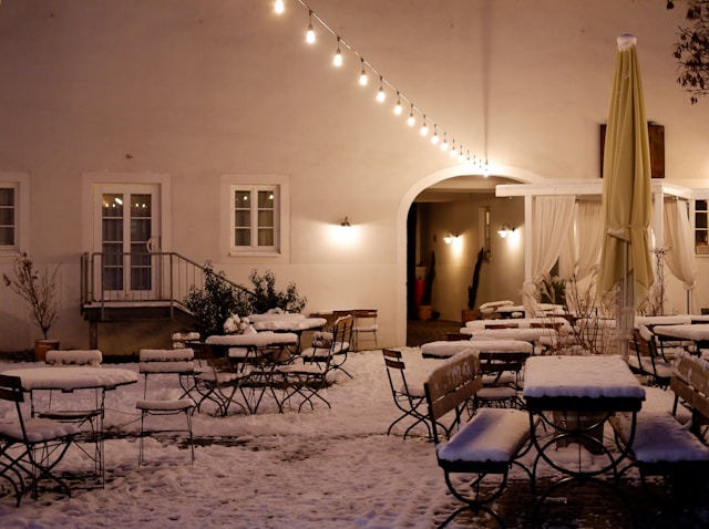 Inspirasi Cara Desain Cafe Outdoor Pinggir Jalan yang Estetik dan Nyaman 