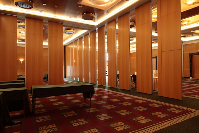 5 Jenis Partisi Ruangan Portable untuk Kantor Modern yang Dinamis